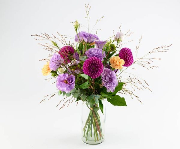Høj og luftig buket bundet af sensommerens blomsterfavoritter i pink, cerise, lyslilla og ferskenfarve.