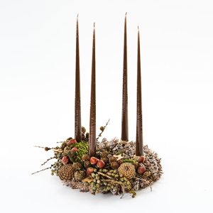 Adventskrans af kogler med naturlig pynt