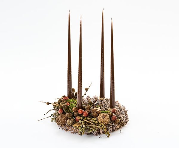 Adventskrans af kogler med naturlig pynt