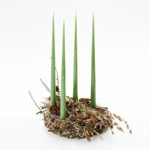 Natur adventskrans med flot pynt og stagelys