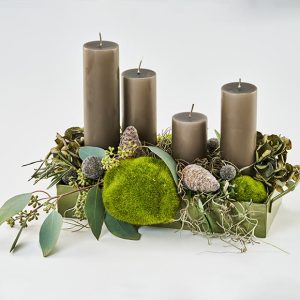 Adventsdekoration med mørke bloklys