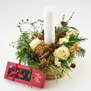 Kærlig jule blomsteræske med lys og chokolade