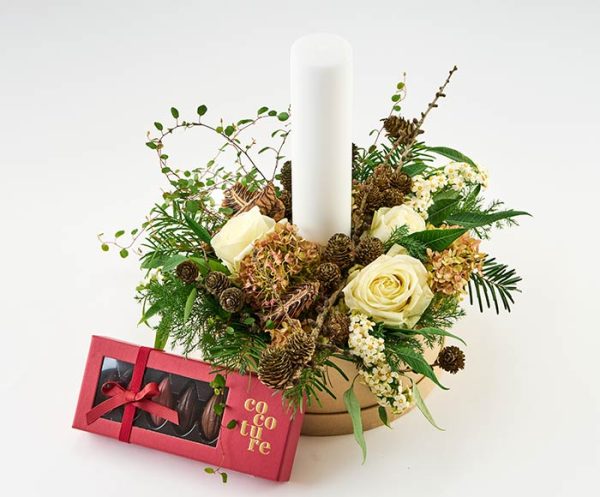 Kærlig jule blomsteræske med lys og chokolade