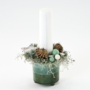 Moderne juledekoration med hvid kalenderlys