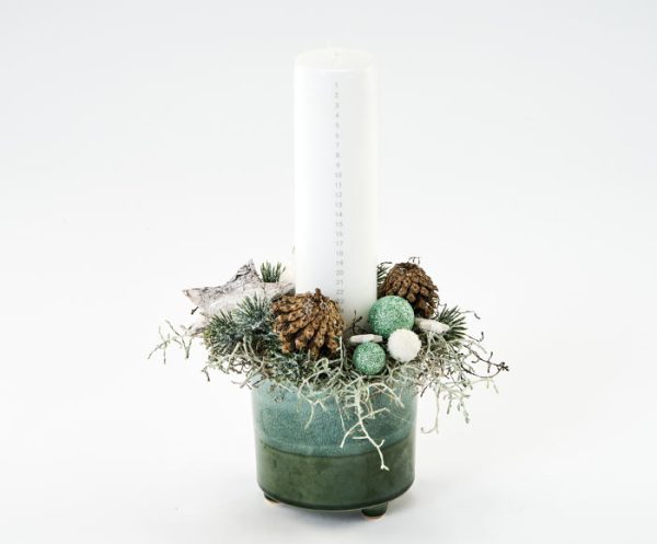 Moderne juledekoration med hvid kalenderlys