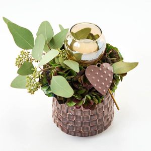 Fyrfadsdekoration med hortensia og eukalyptus