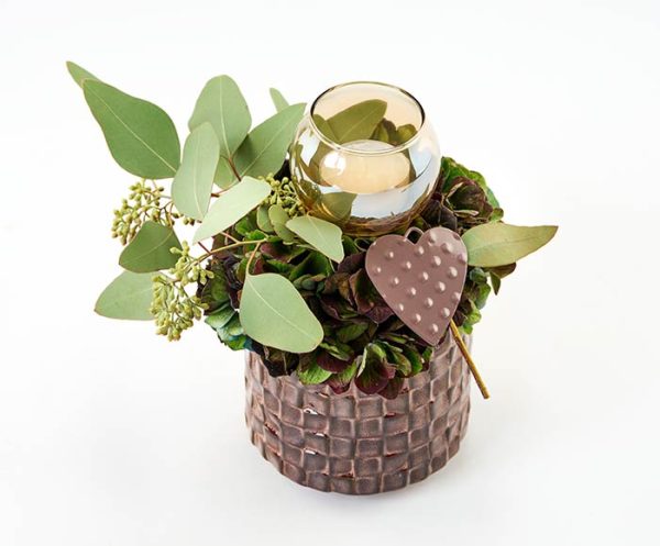 Fyrfadsdekoration med hortensia og eukalyptus