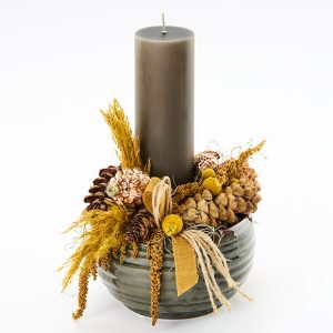 Firmadekoration i karry med bloklys, floristens valg