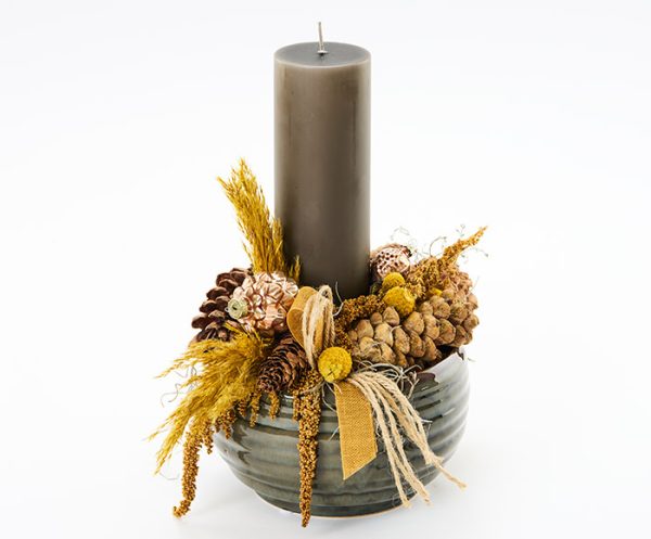 Firmadekoration i karry med bloklys, floristens valg