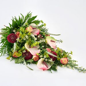Bårebuket med hvide, rosa og lime farvede blomster