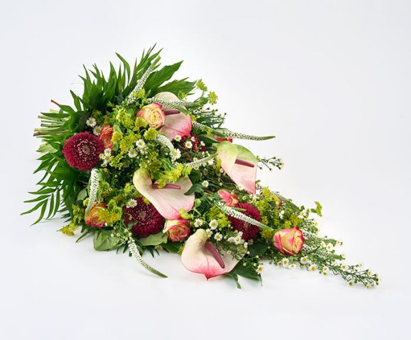 Bårebuket med hvide, rosa og lime farvede blomster