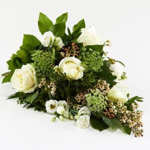 Bårebuket med hvide blomster