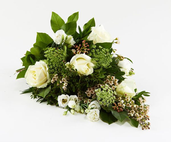 Bårebuket med hvide blomster