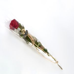 Rød rose til konfirmanden