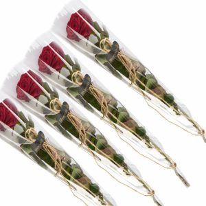4 elegante røde roser, gavepakket