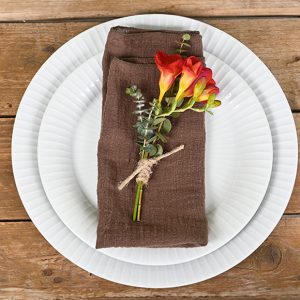 Rød blomsterpynt til tallerken
