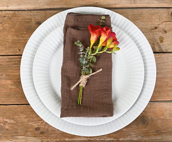 Rød blomsterpynt til tallerken