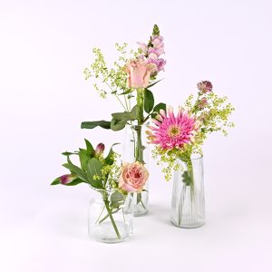 Festlig vasepynt med lyserøde blomster