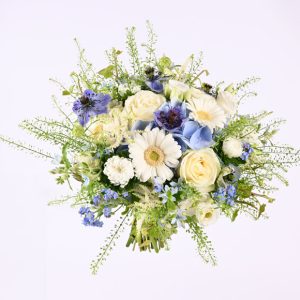 Sommerlig brudebuket med hortensia i blå og hvid