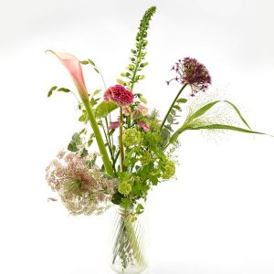 Buket i moderne design, hvor hver blomst er unik og kendetegnende for sommeren. Blomsternes farver er hvide, pink, lyserød og lilla.