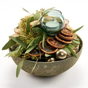 Juledekoration med et fyrfaddslys.