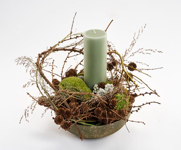 Varm juledekoration med grene og bloklys