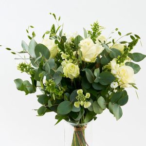 Luftig buket af hvide blomster bl.a. roser og phlox.