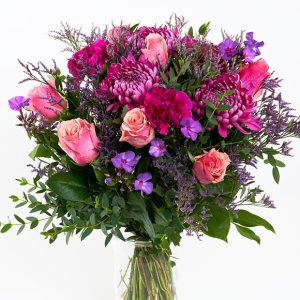 En stor og fyldig buket i lilla, pink og cerise farver.