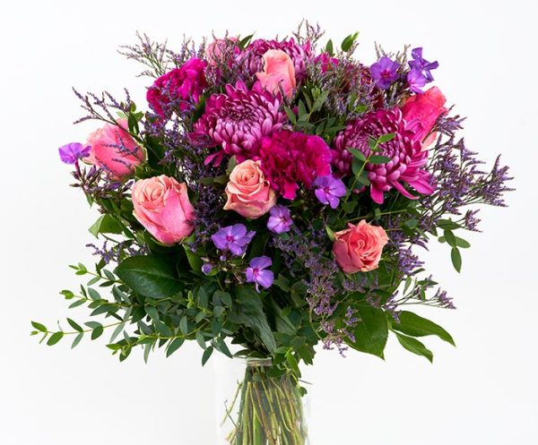 En stor og fyldig buket i lilla, pink og cerise farver.