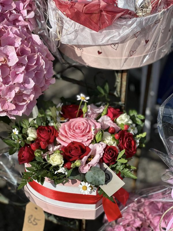 Blomsteræske med blomster i lyserød, rød og hvid. Fotograferet i Flowers By Lindhardt.