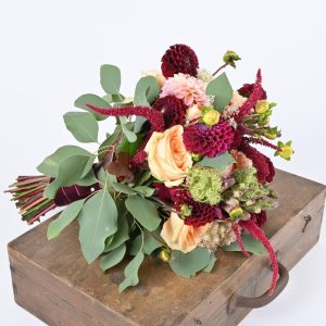 Brudebuket af georginer og riser i fersken og bordeaux farver.