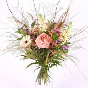 Efterårsbuket med livlige græsser, lyse gerbera, roser og andre efterårsblomster.