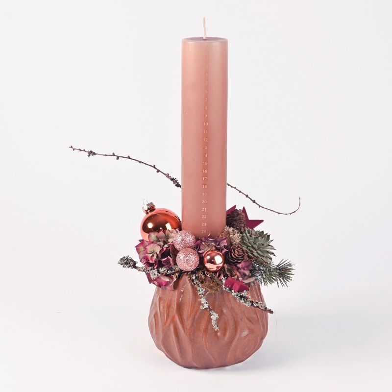 Dekoration med rosa kalenderlys - Send blomster med Bloomit