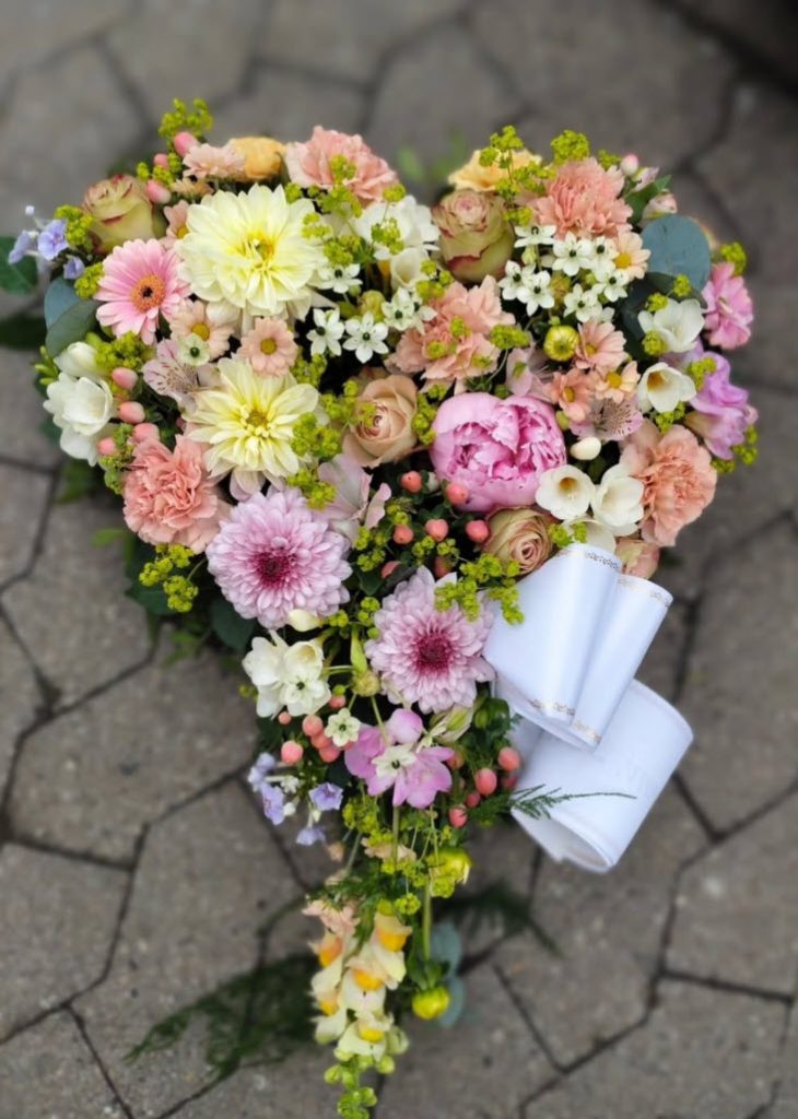 Begravelseshjerte med hvidt bånd.