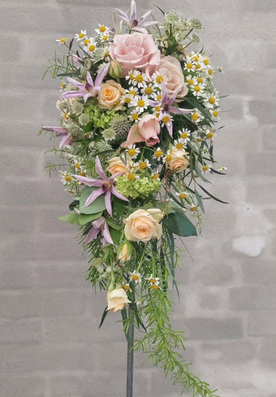 Dråbeformet brudebuket i lys fersken og hvid.