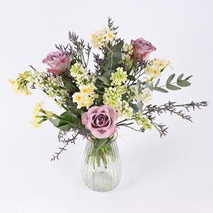 Forårsbuket i lyslilla og hvid i en glasvase.