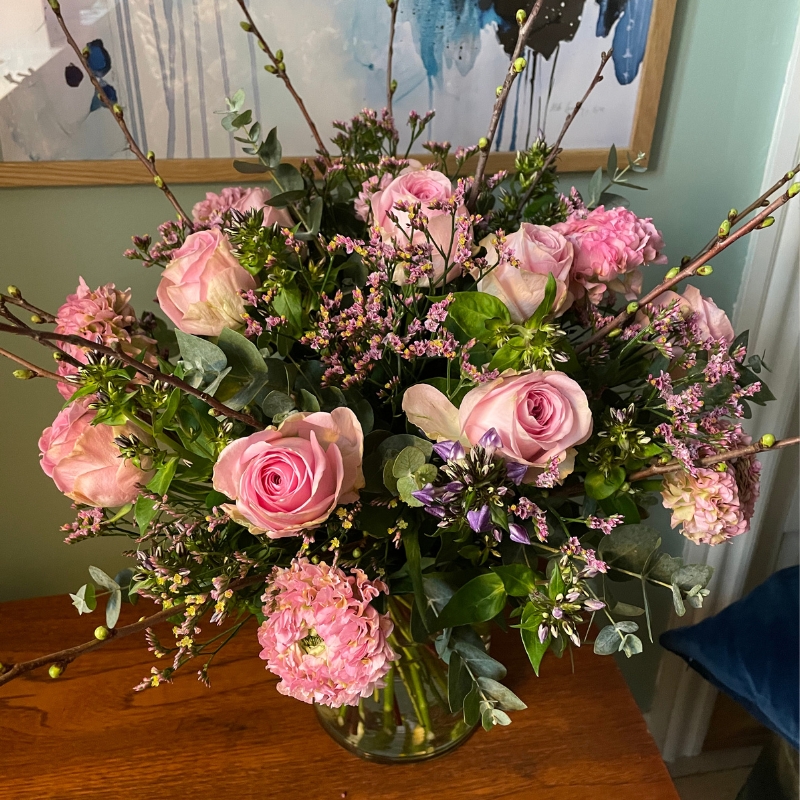 En stor og flot forårsbuket i lyserøde farver og smukke forårsgrene.