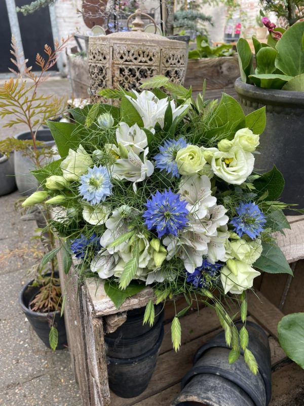 Buket i hvide og blå nuancer.