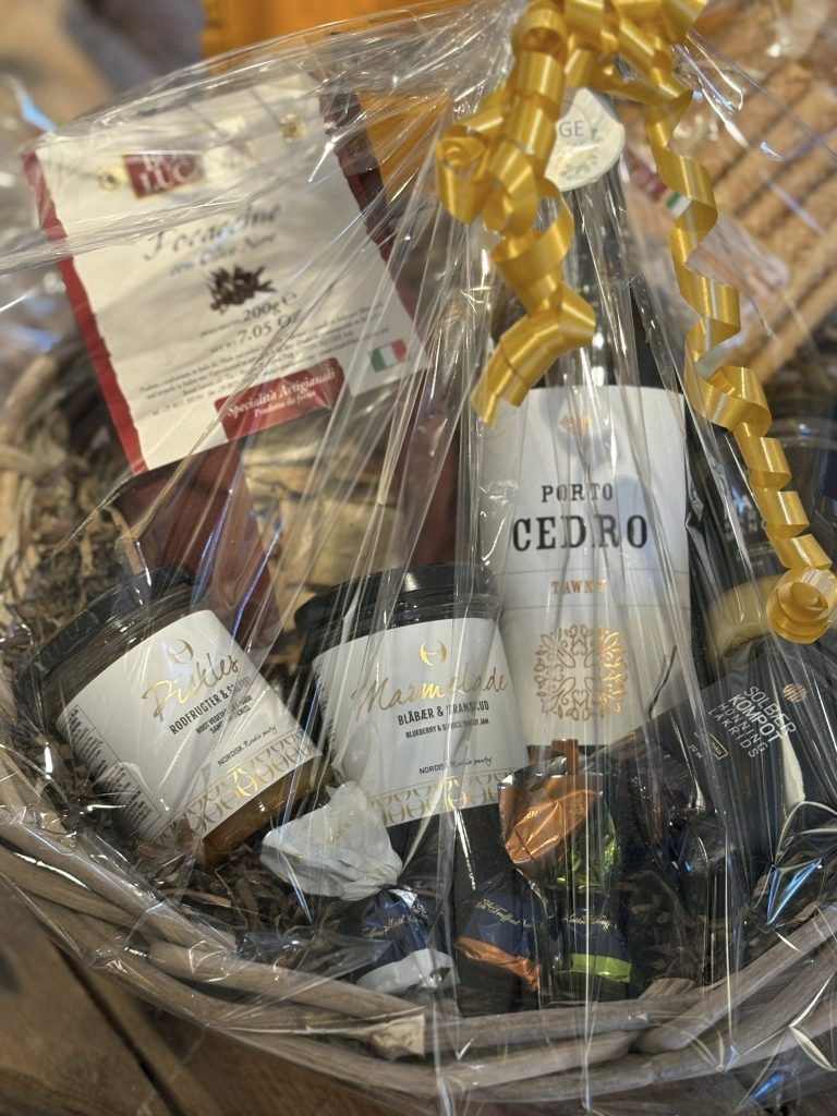 Gavekurv med vin og forskellige specialiteter.