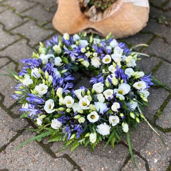 Begravelseskrans i hvid og blå.