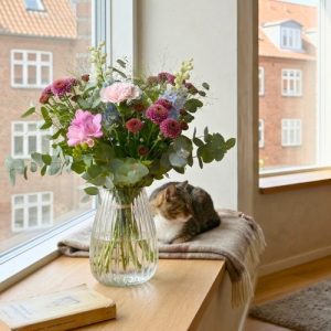 Buket står i en vindueskarm.