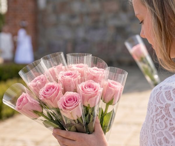 Ti lyserøde roser til konfirmanderne - Send blomster med Bloomit