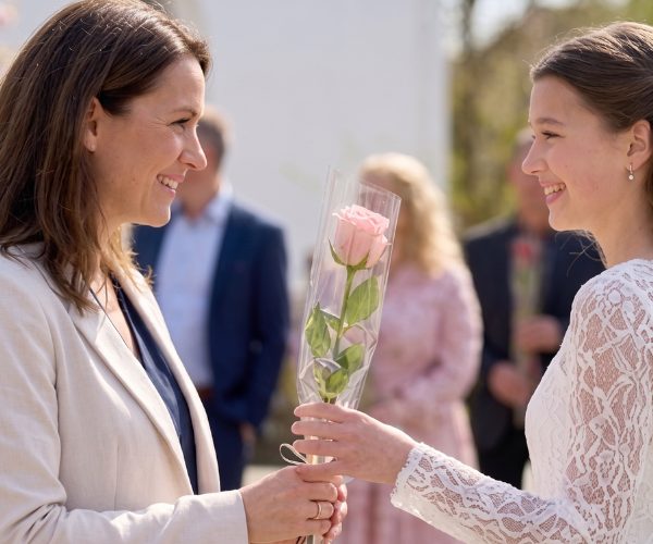En lyserød rose til konfirmanden - Send blomster med Bloomit