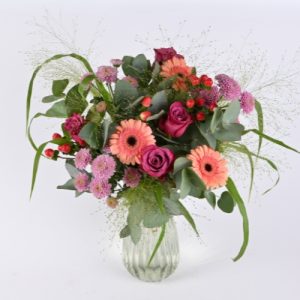 Buket i fersken, lyserød, pink og fersken.