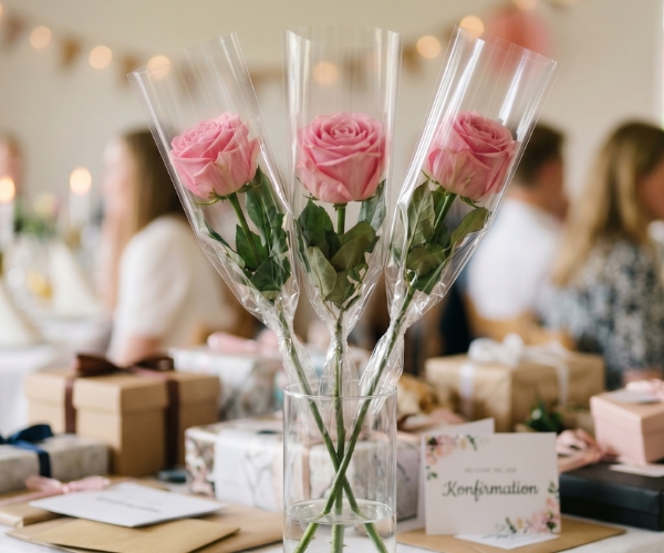 Tre lyserøde roser til konfirmanderne - Send blomster med Bloomit