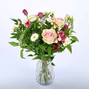 En buket i rosa, hvid og creme.