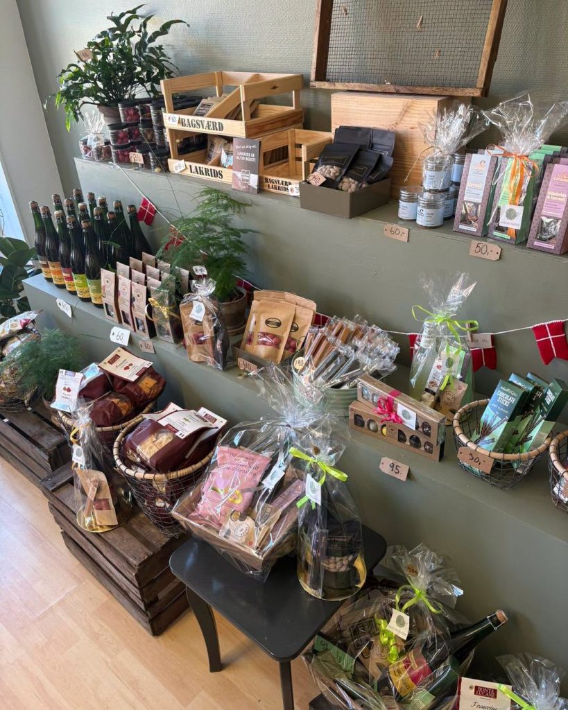 Forskellige specialiteter på hylderne i blomsterbutikken.