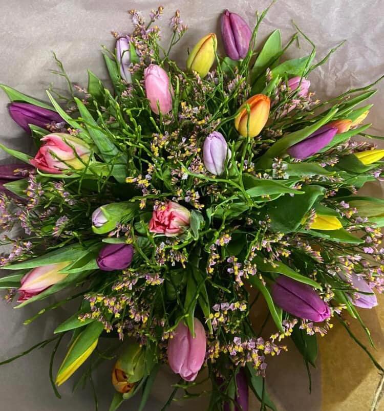 Buket med tulipaner bundet af Blomsterværkstedet Rudkøbing