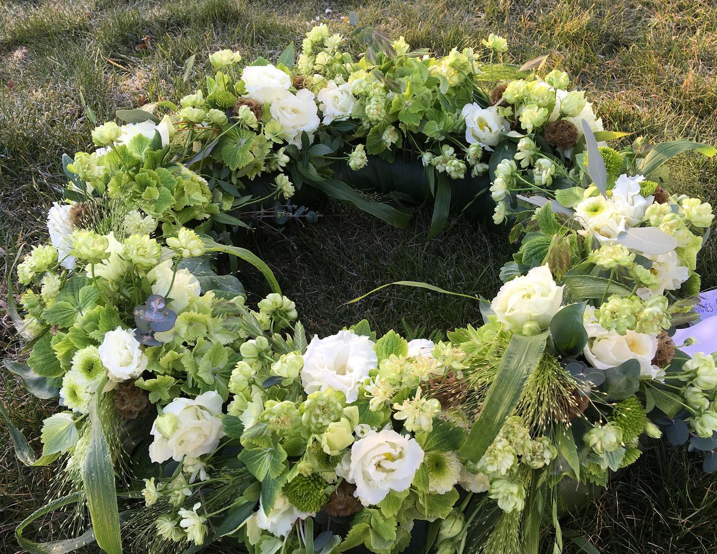 Grøn og hvid begravelseskrans