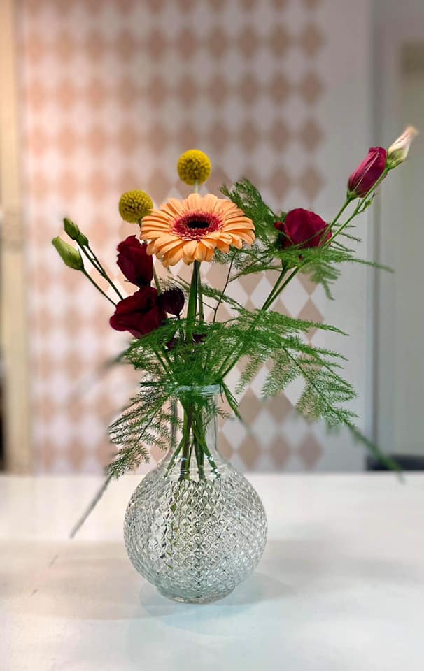 Varme blomster i vase